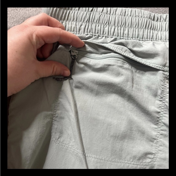 Columbia Shorts Women’s Large Light Green Moisture Wicking Pockets Hike Athletic - Picture 4 of 5